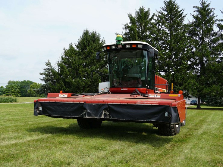 hesston-8550s-self-propelled-mower-conditioner-image-12