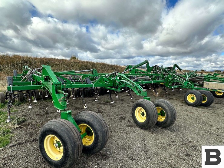 john-deere-1830-image-4