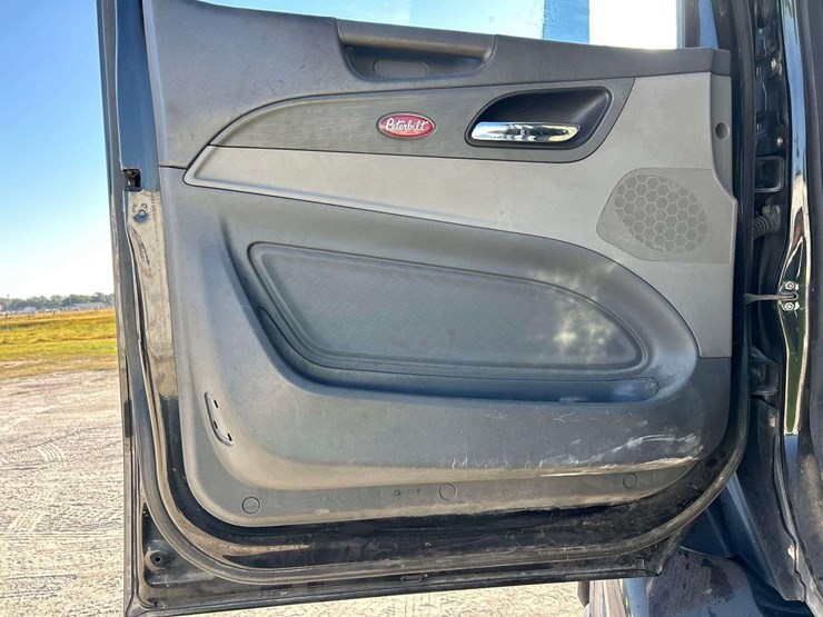 2016-peterbilt-579-image-13