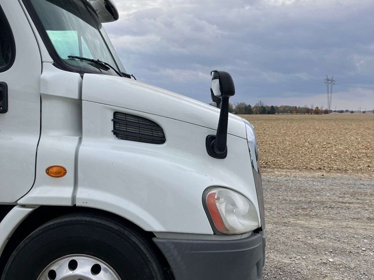 2013-freightliner-cascadia-image-12