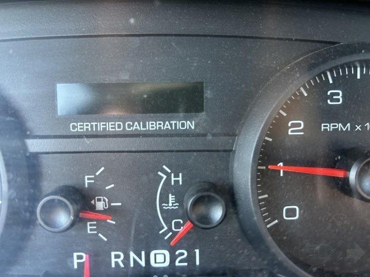 2011-ford-crown-victoria-sedan-image-31