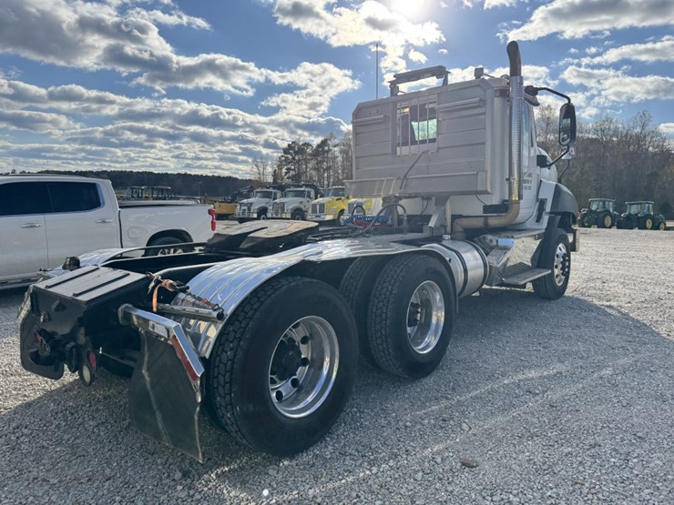 #4660-•-2013-cat-day-cab-truck-image-4