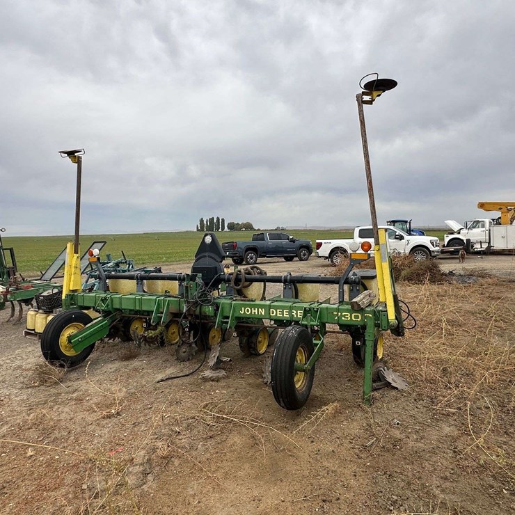 JOHN DEERE 7300