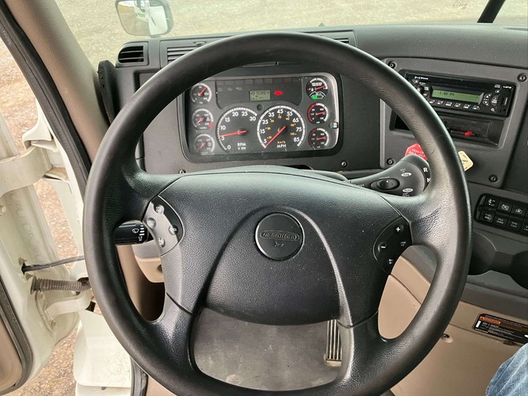 2013-freightliner-cascadia-image-45