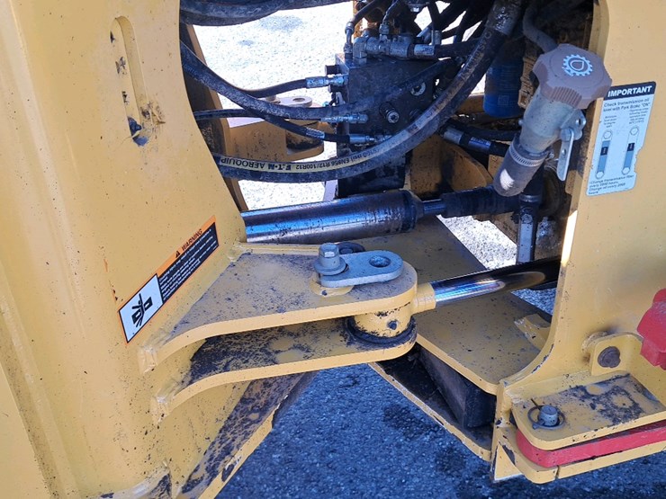 2018-deere-524k-image-28