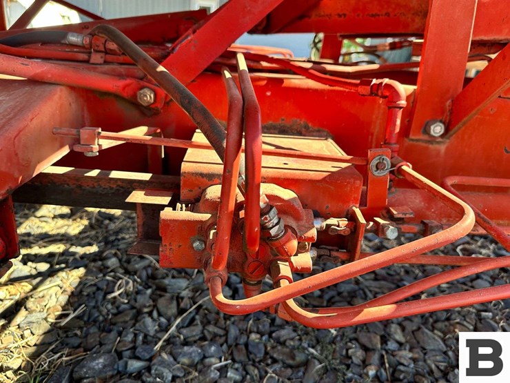 new-holland-1032-image-35