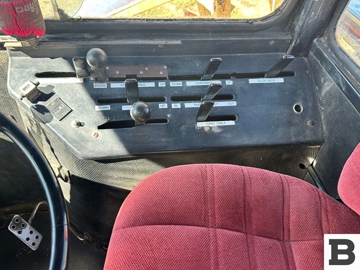 new-holland-1068-image-58