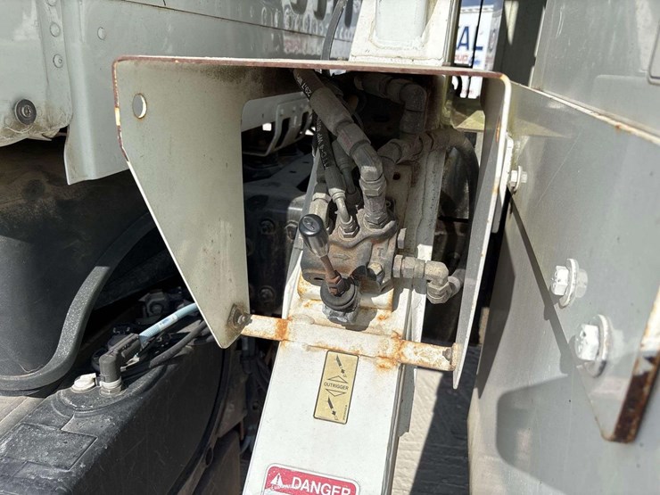 2012-freightliner-m2-106-image-34