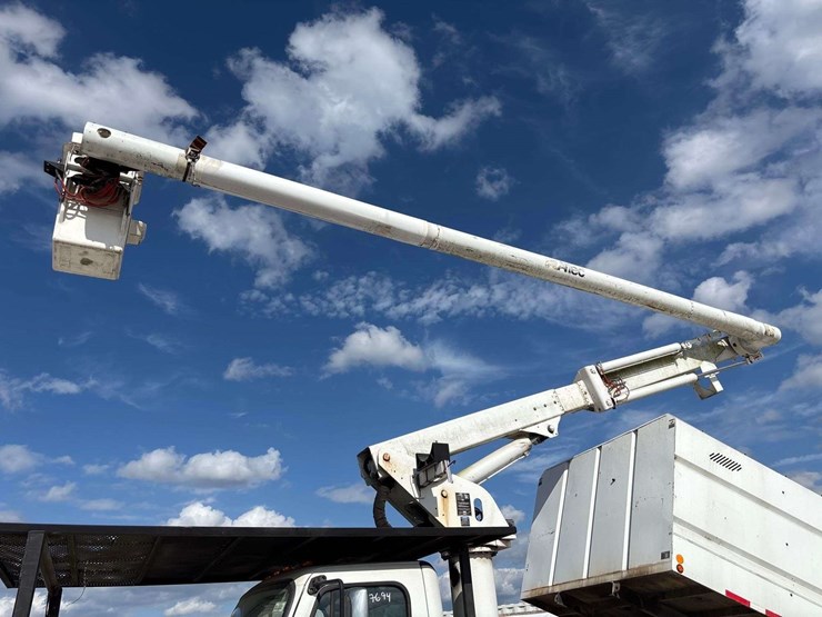 2012-freightliner-m2-106-image-11