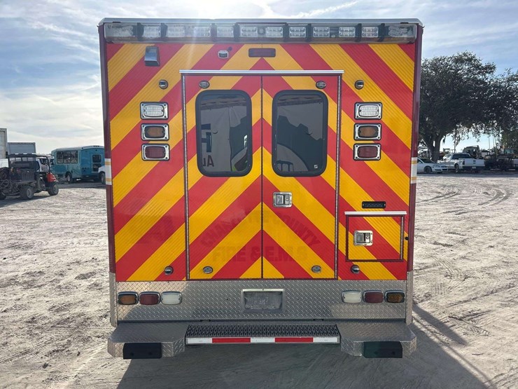 2014-freightliner-m2-106-image-31