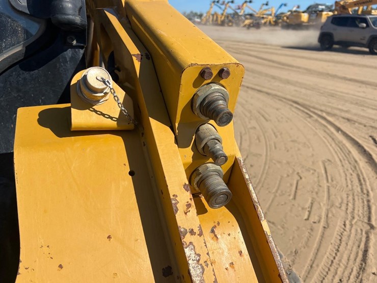 2020-caterpillar-299d3-image-11