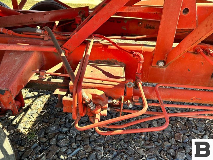 new-holland-1032-image-31