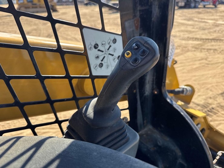 2023-caterpillar-259d3-image-31