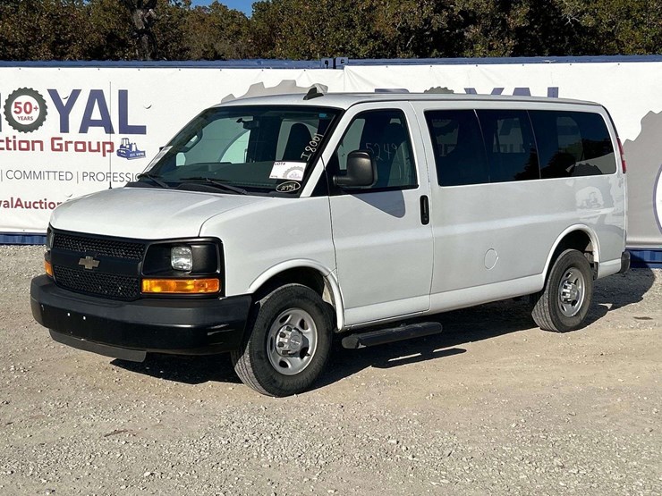 2016-chevrolet-express-2500-passenger-van-image-1