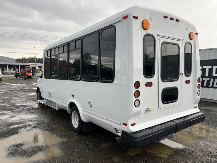 2015-chevrolet-express-paratransit-bus-image-6