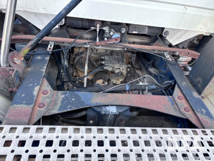 2003-volvo-10-image-28