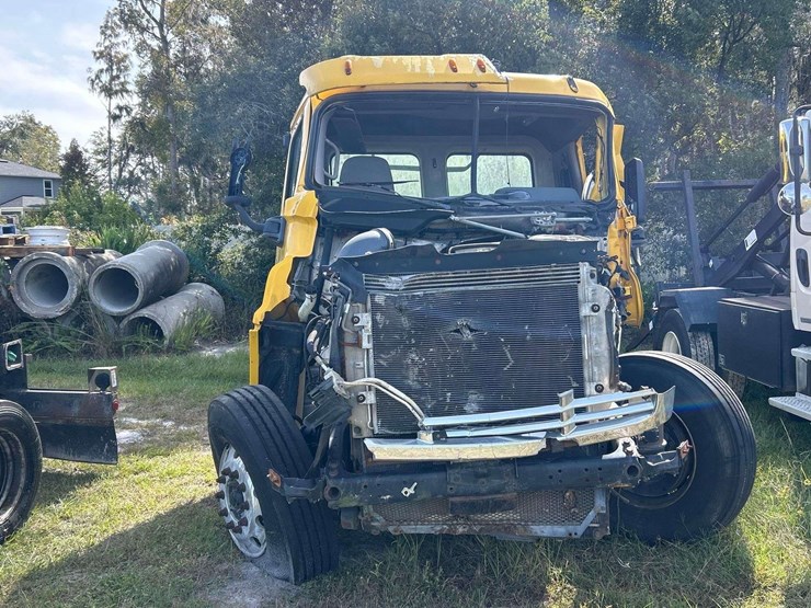 2013-freightliner-cascadia-125-image-19