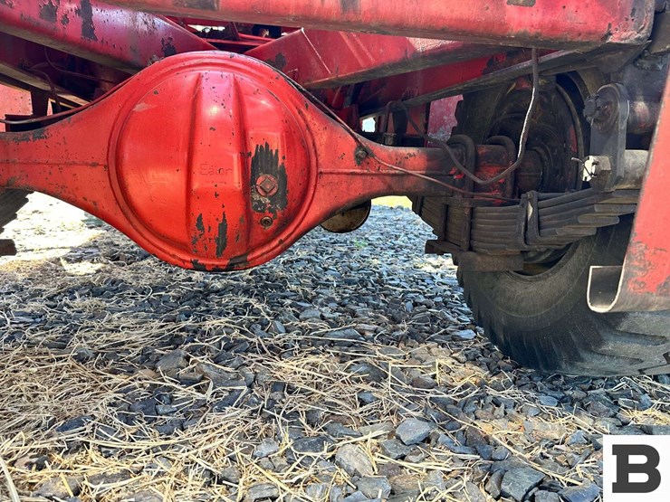 new-holland-1068-image-33