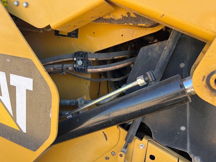 2015-caterpillar-289d-image-12