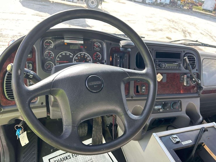 2014-freightliner-m2-106-image-11