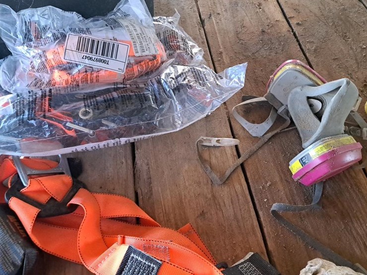 #109-•-safety-harnesses-&-ratchet-strap-image-6