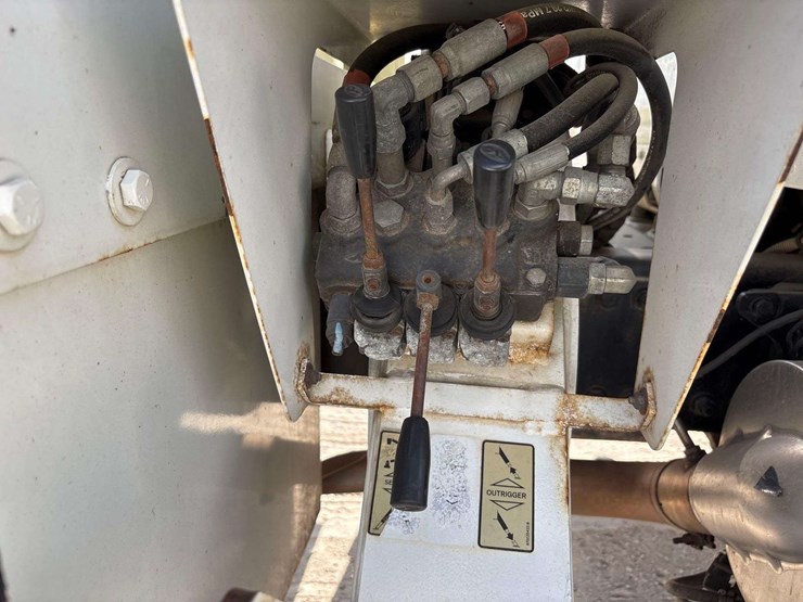 2012-freightliner-m2-106-image-32