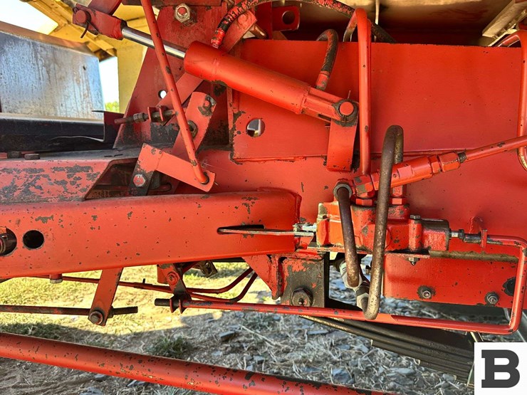 new-holland-1068-image-19