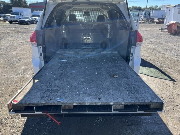 2014-toyota-sienna-le-image-24