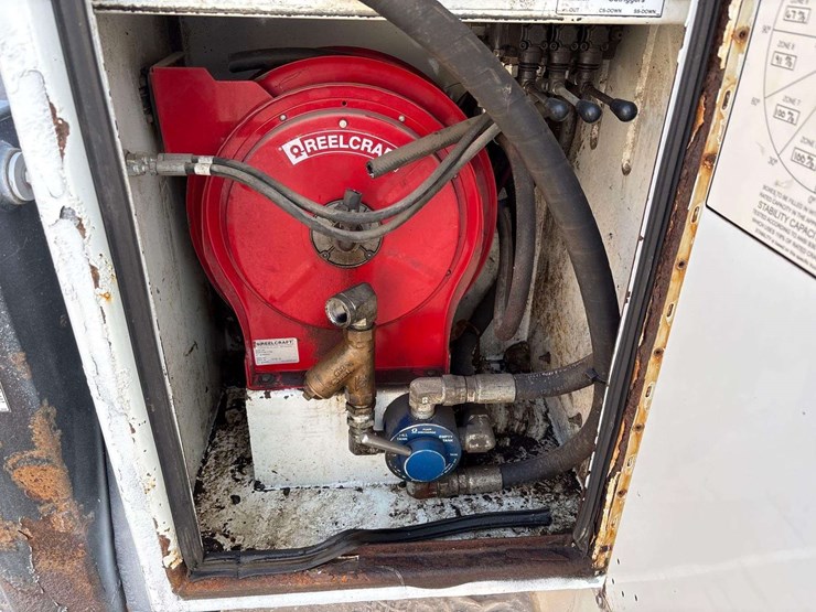 2013-freightliner-m2-106-image-27