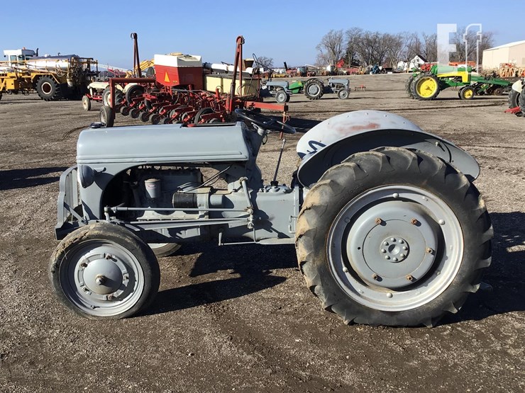 1940-ford-9n-image-3