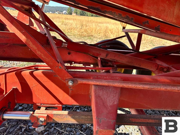 new-holland-1032-image-23