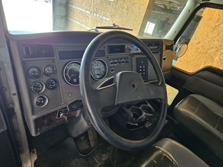 2005-kenworth-t300-image-29