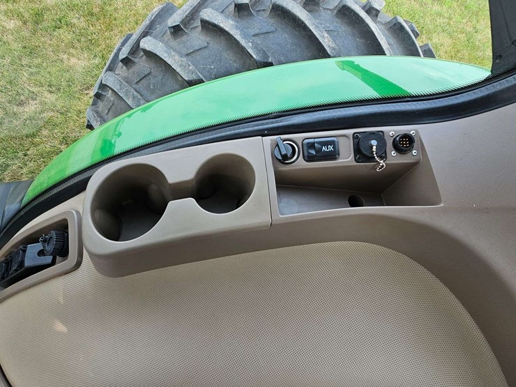 2012-john-deere-8235r-image-11