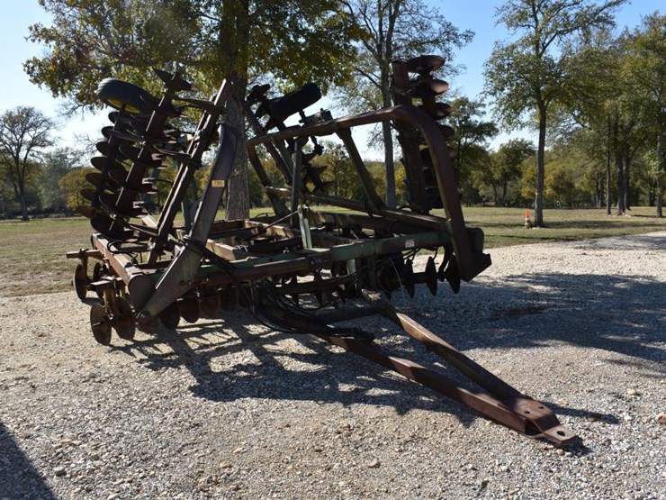 john-deere-335-image-1