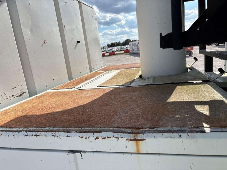 2012-freightliner-m2-106-image-30