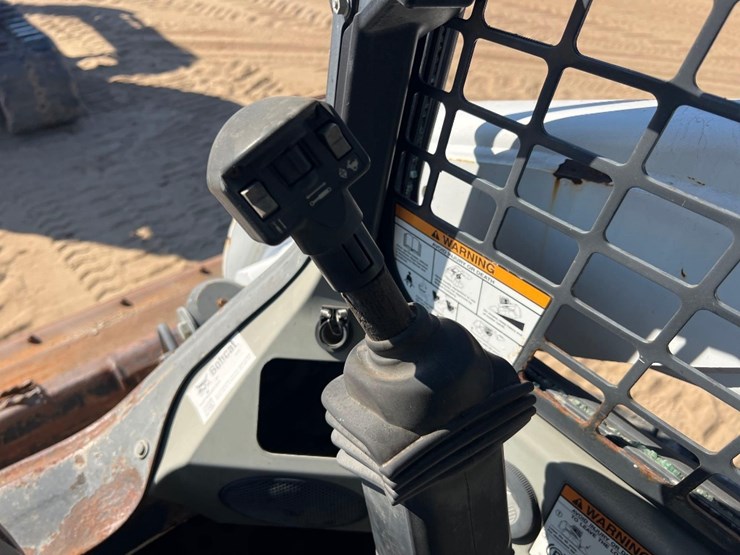 2012-bobcat-t770-image-26