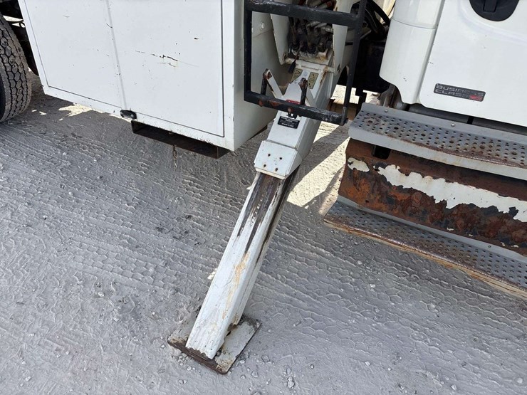 2012-freightliner-m2-106-image-31