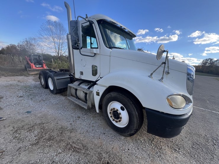 #4633-•-2004-freightliner-day-cab-image-3