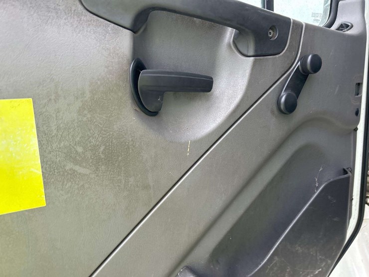 2015-freightliner-m2-106-image-9