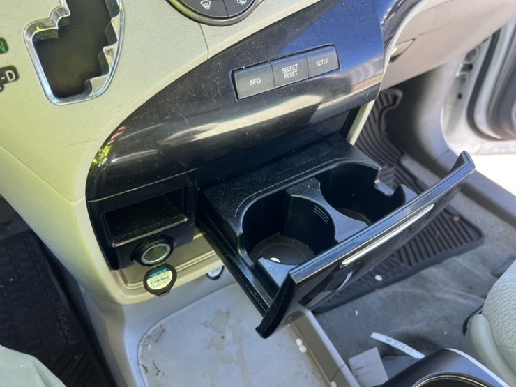 2014-toyota-sienna-le-image-33