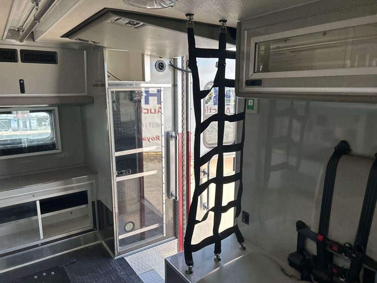 2014-freightliner-m2-106-image-29