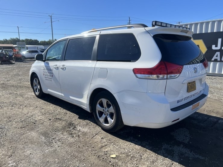 2014-toyota-sienna-le-image-6