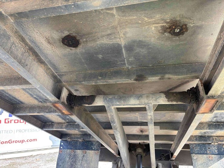 2012-freightliner-m2-106-image-40