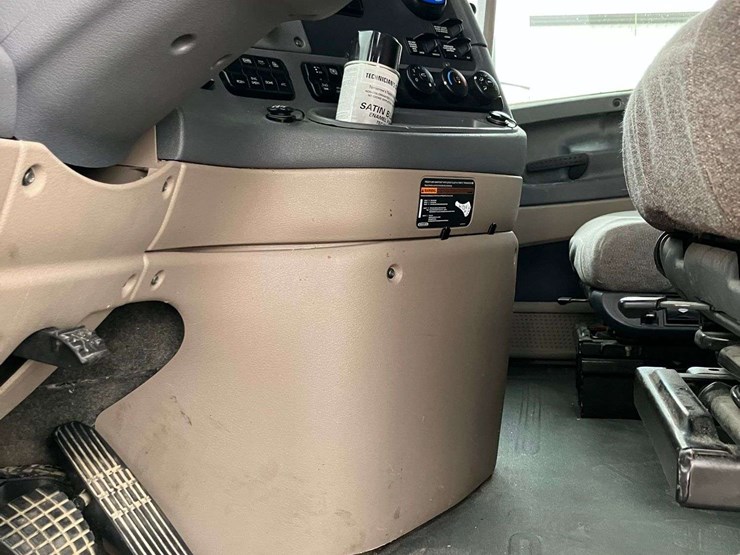 2013-freightliner-cascadia-image-32