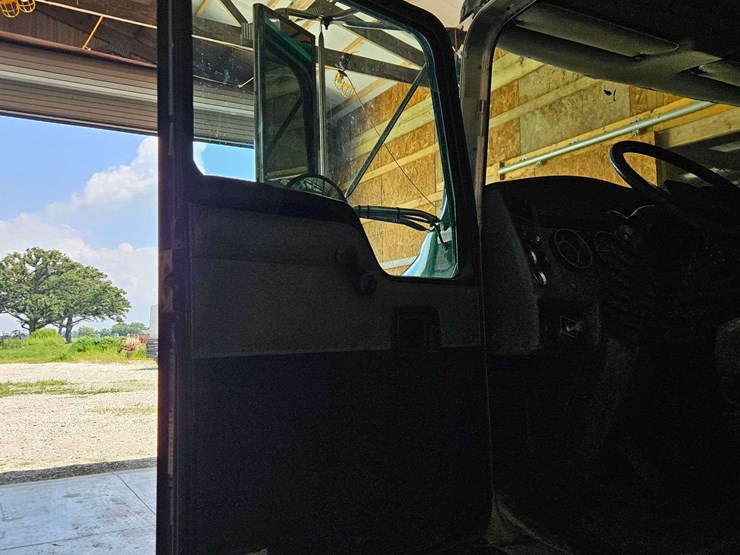 2005-kenworth-t300-image-33