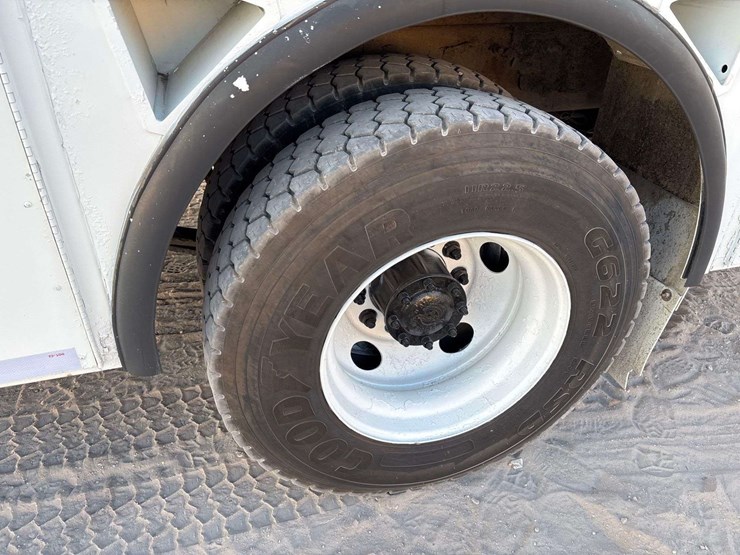 2013-freightliner-m2-106-image-43