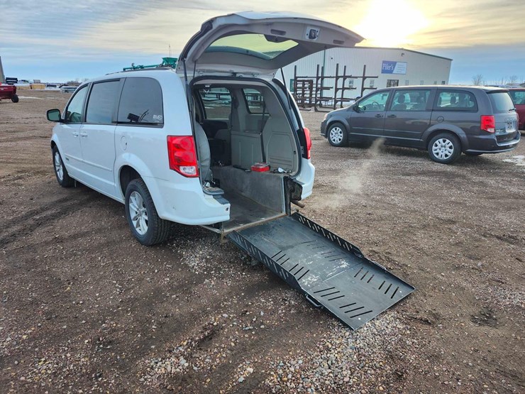 2015-dodge-grand-caravan-sxt-image-11