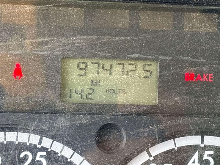 2012-freightliner-m2-106-image-10