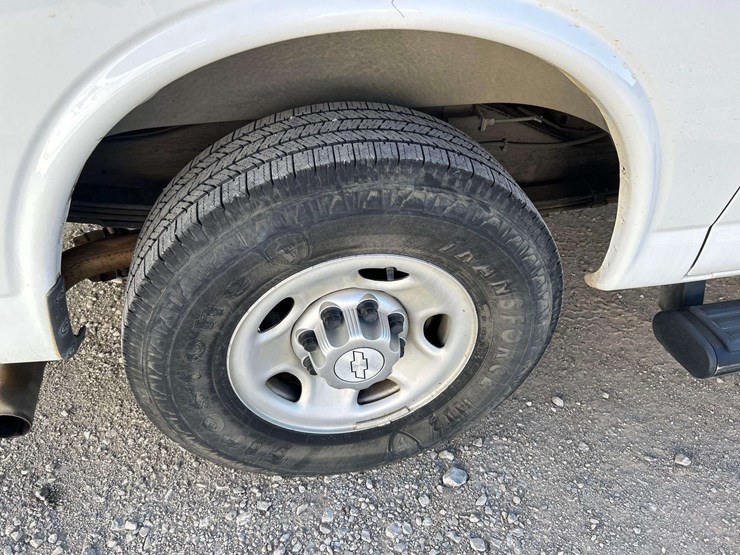 2016-chevrolet-express-2500-passenger-van-image-24