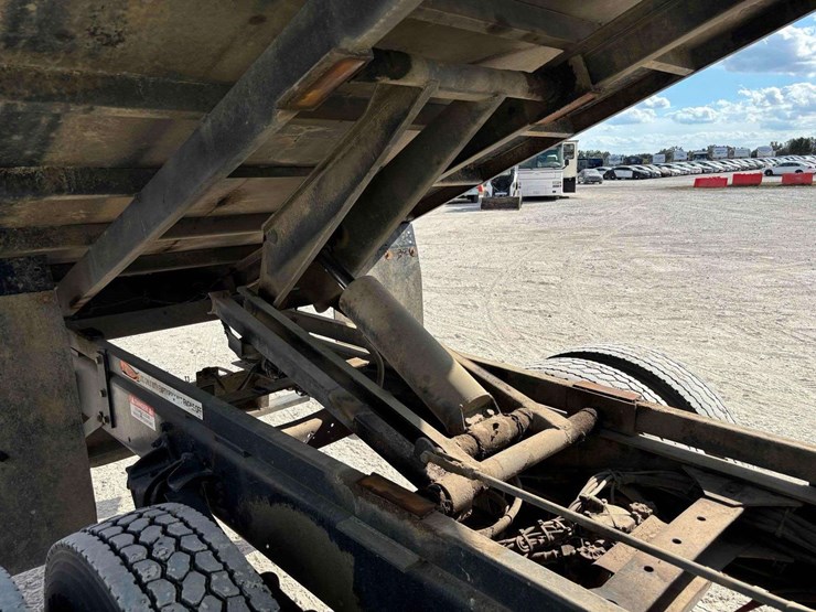 2012-freightliner-m2-106-image-42